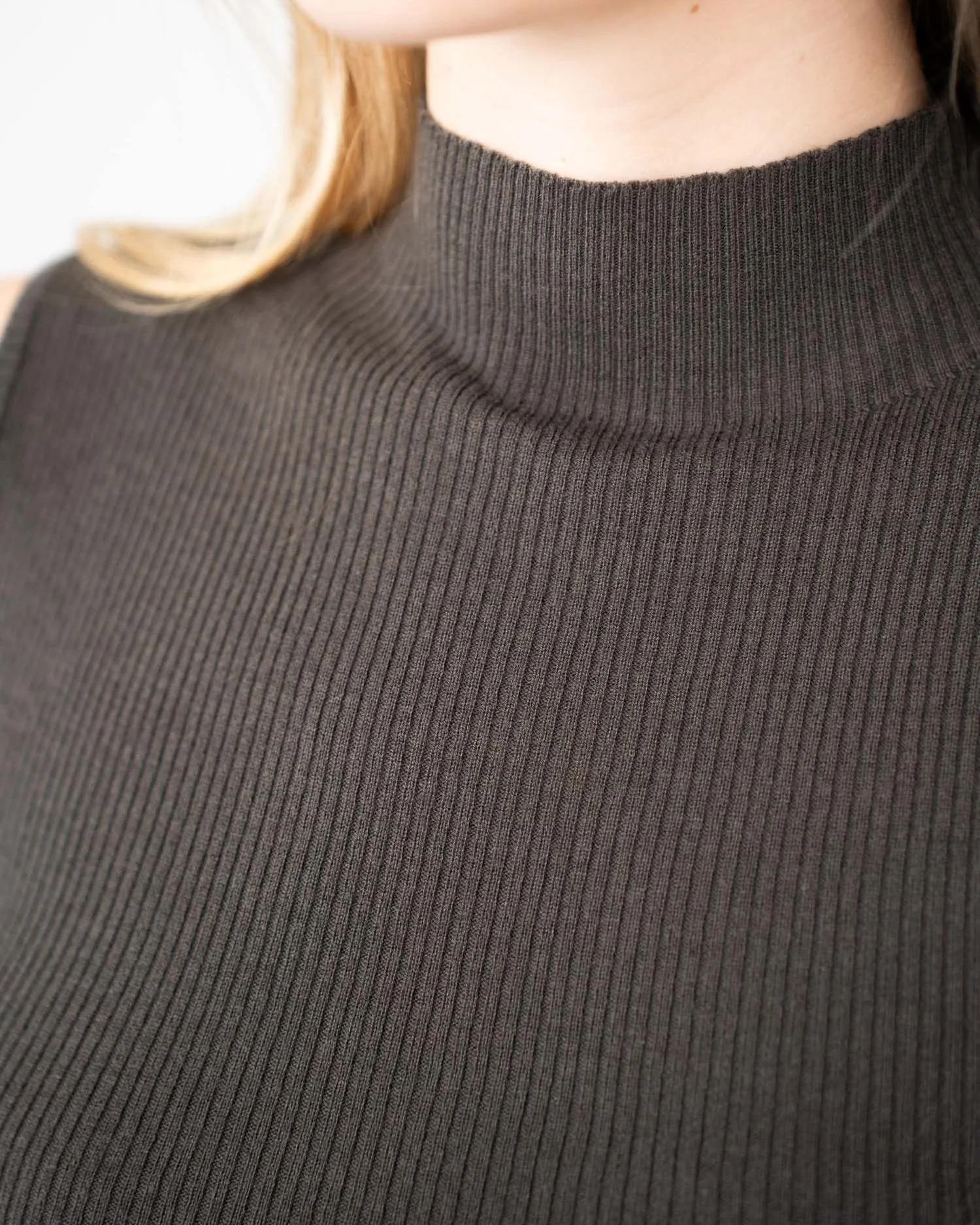 Highneck knitted top gray - Image 4
